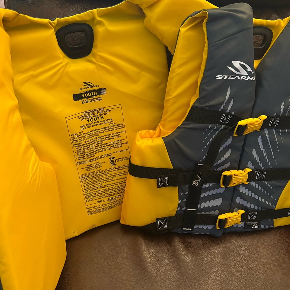 (1) Stearns Youth Life Jacket in Yellow and Gray vest - NWOT